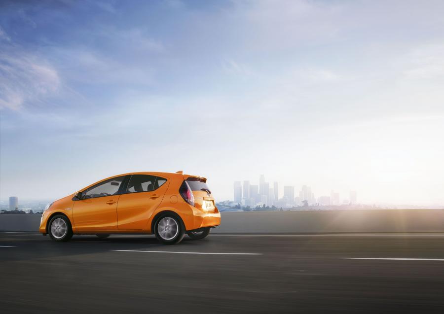  Toyota Prius c 2015 года  (фото 8 из 12)